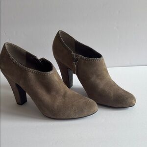 Tahari Rosalee Suede Ankle Boots Size 10